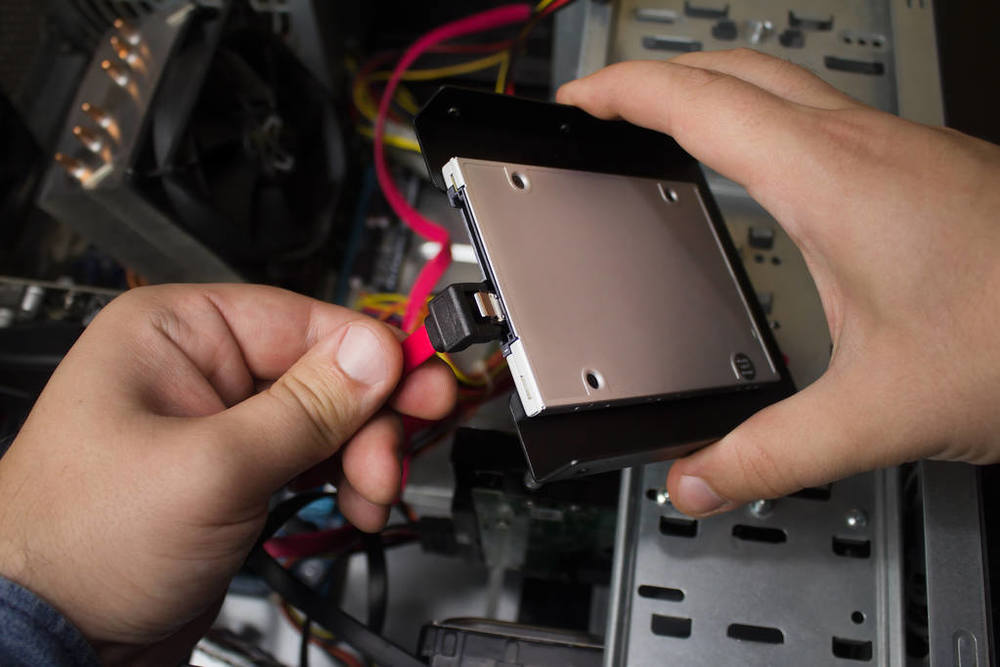 Ssd 驅(qū)動計算機(jī)連接。第一人稱將固態(tài)硬盤和電纜連接到主板 (1).jpg